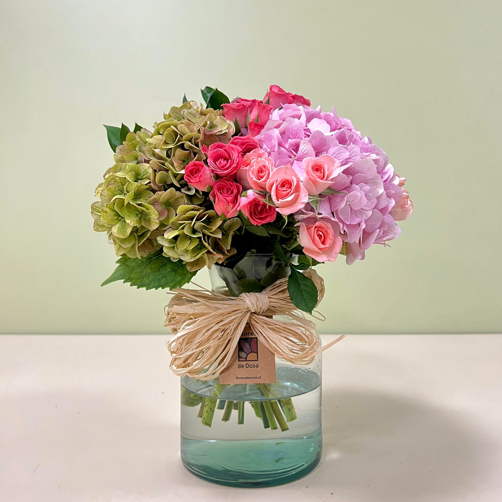 Florero Hortensias y Mini Rosas Rosadas