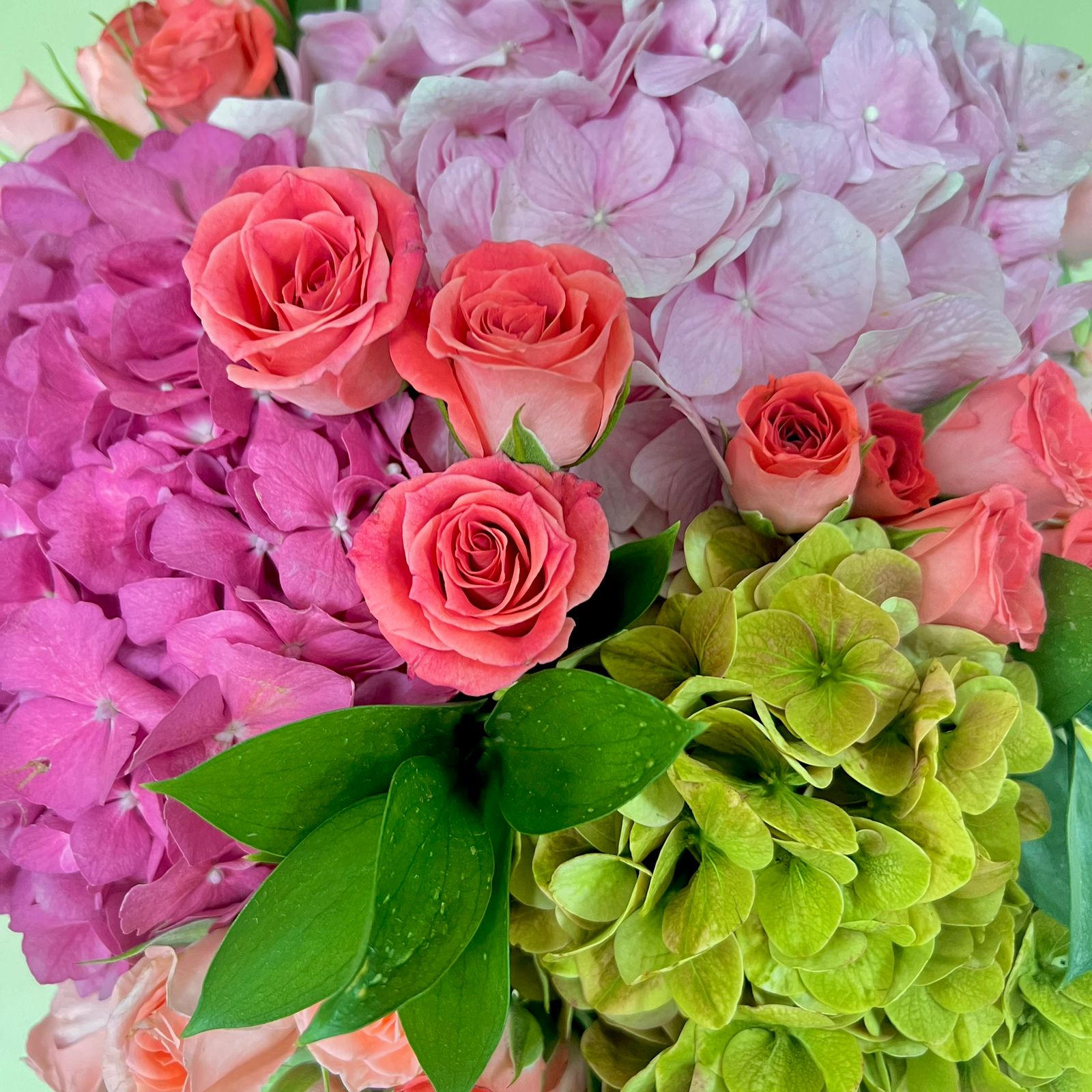 Florero Hortensias y Mini Rosas Rosadas