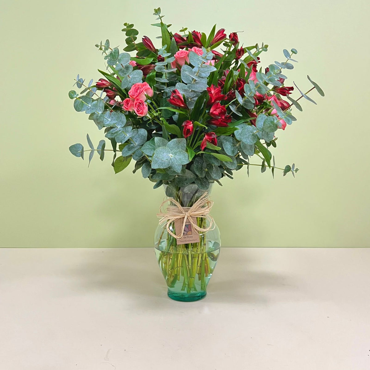 Florero de Mini Rosas con Alstroemeria y Follaje.