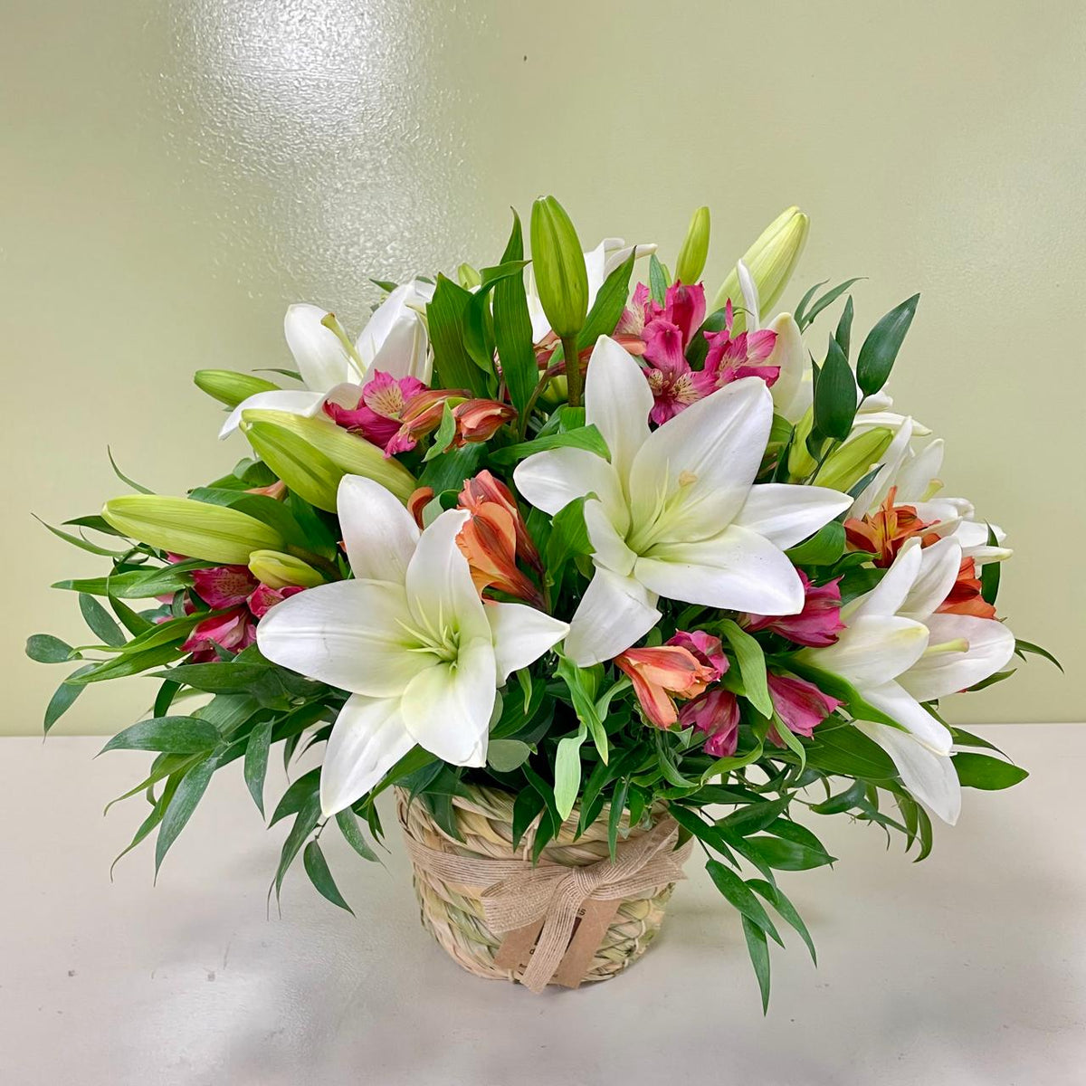 Alstroemerias fucsias & Lilium en Canasto