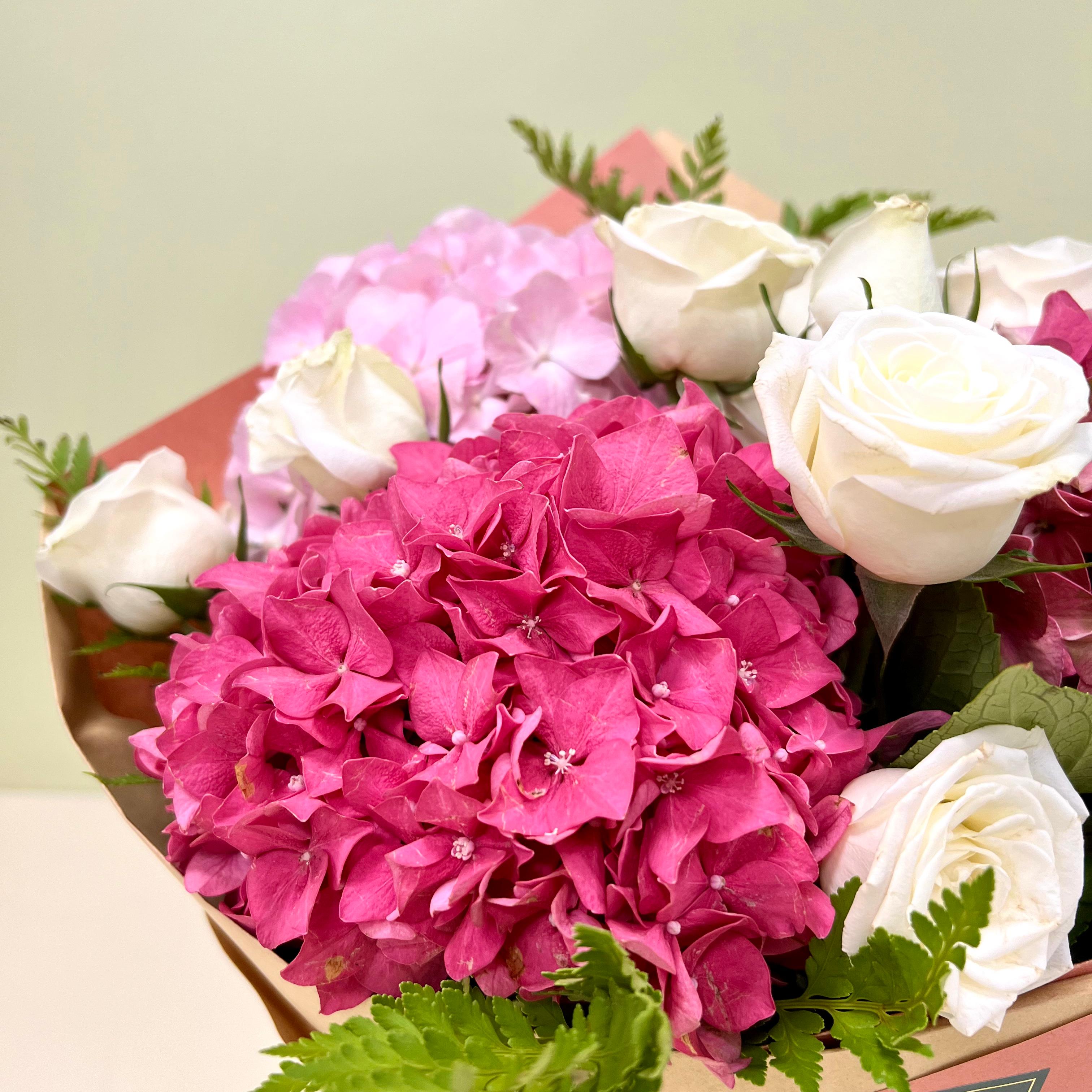 Hortensias & Mini Rosa Blanca