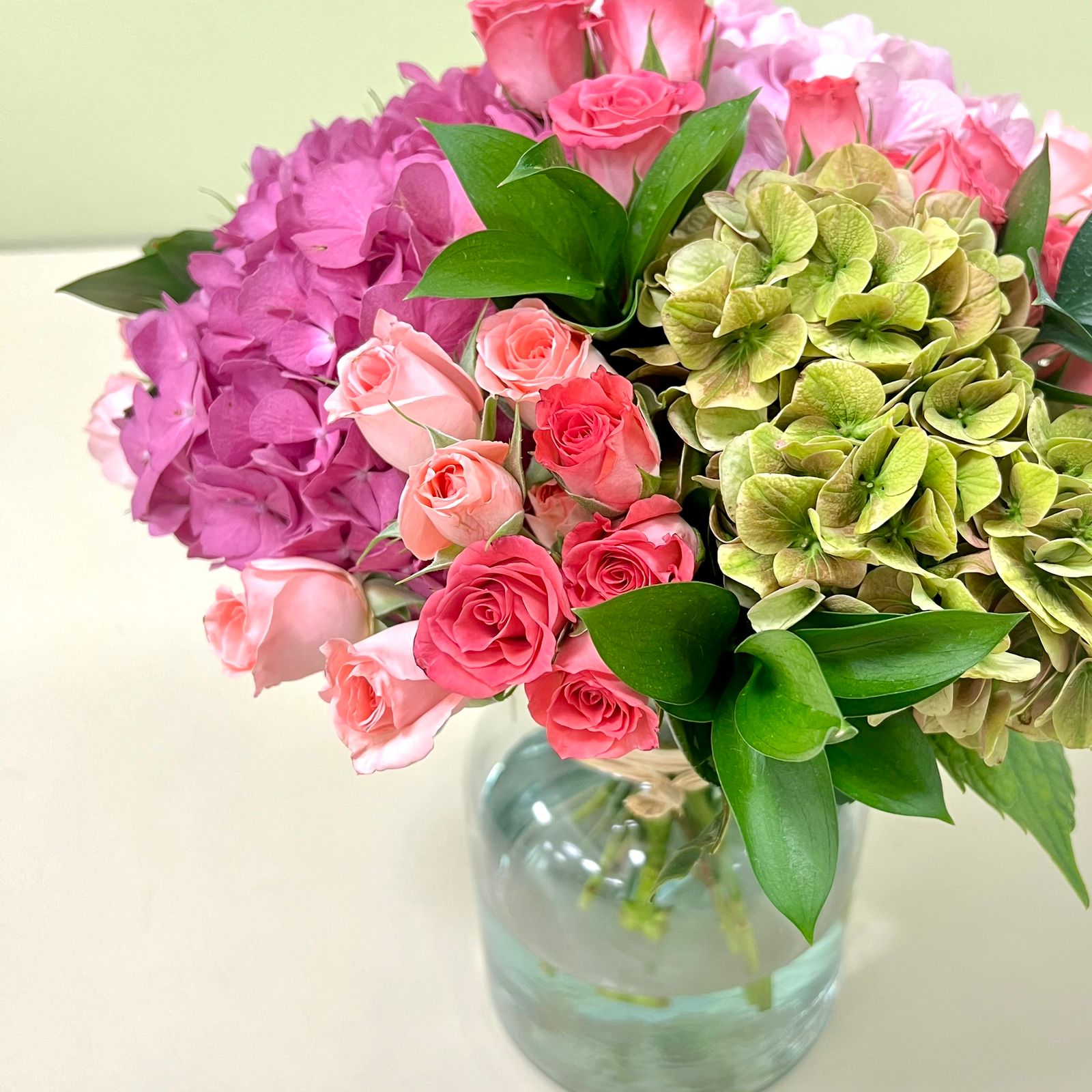 Florero Hortensias y Mini Rosas Rosadas
