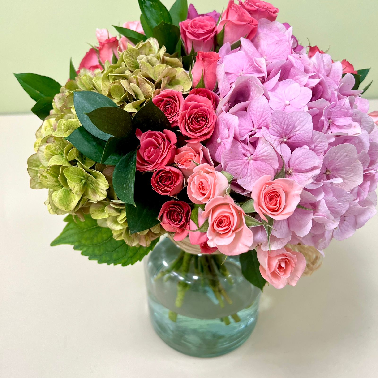 Florero Hortensias y Mini Rosas Rosadas