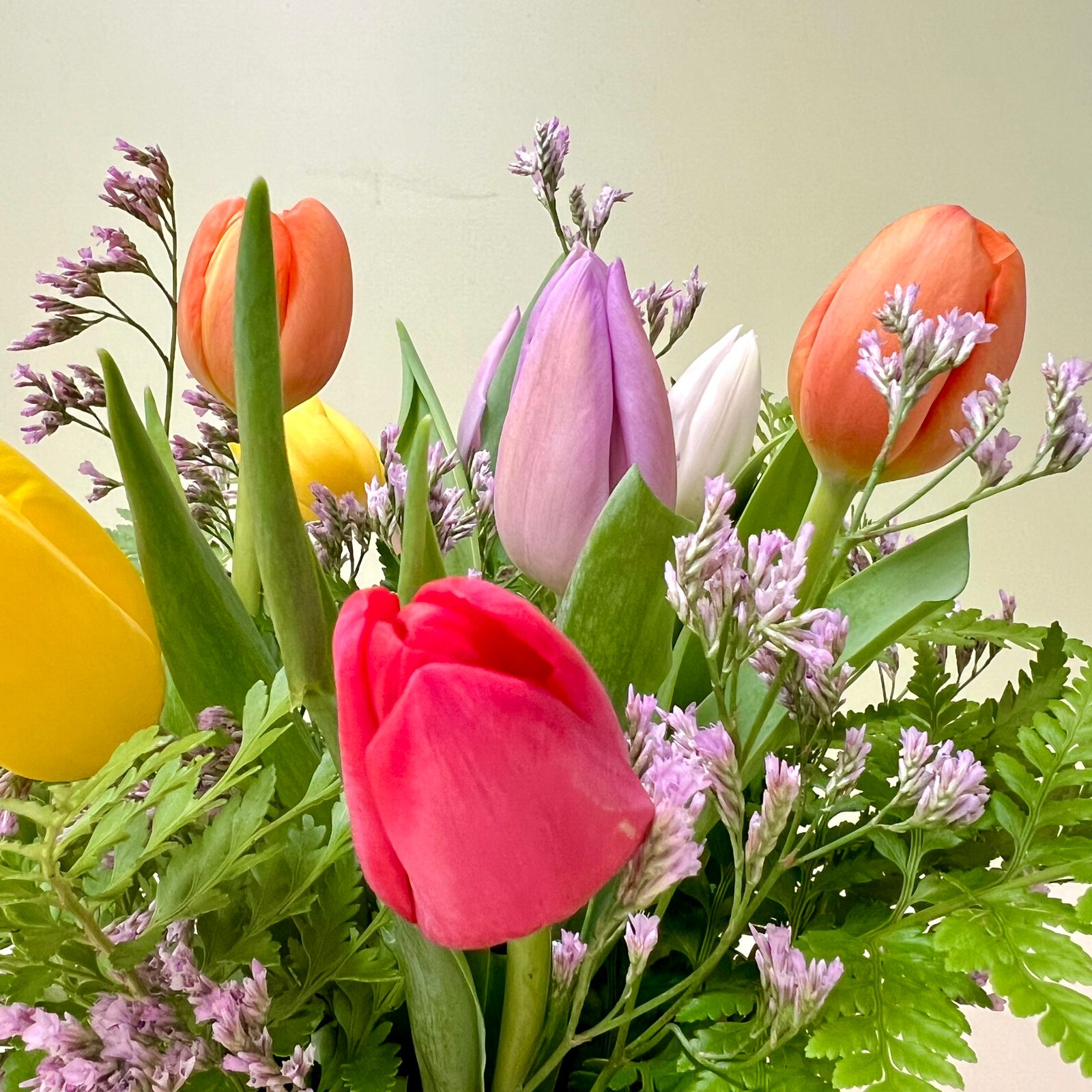 Tulipanes & Limonium en Florero