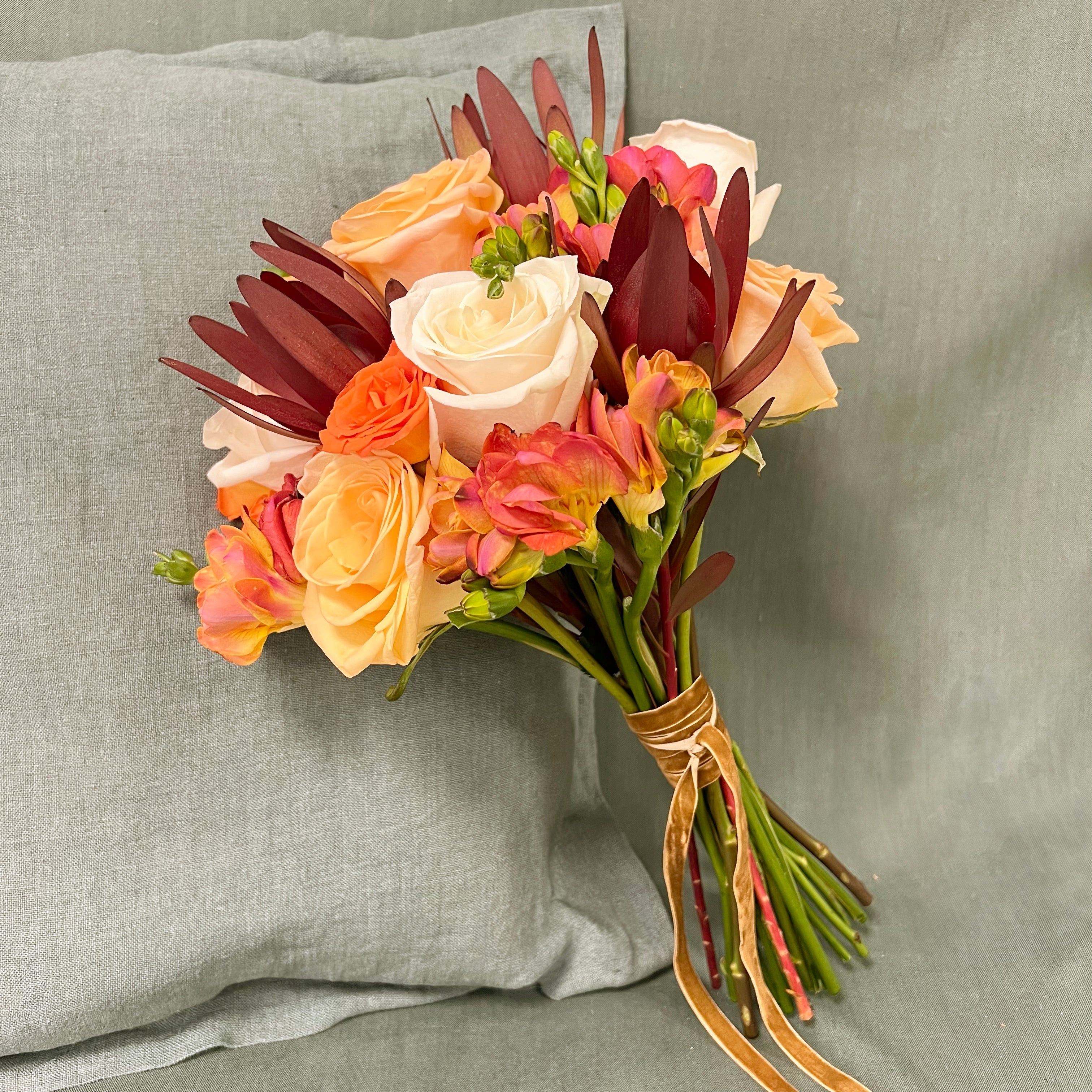 Rosas & Leucadendron Novia