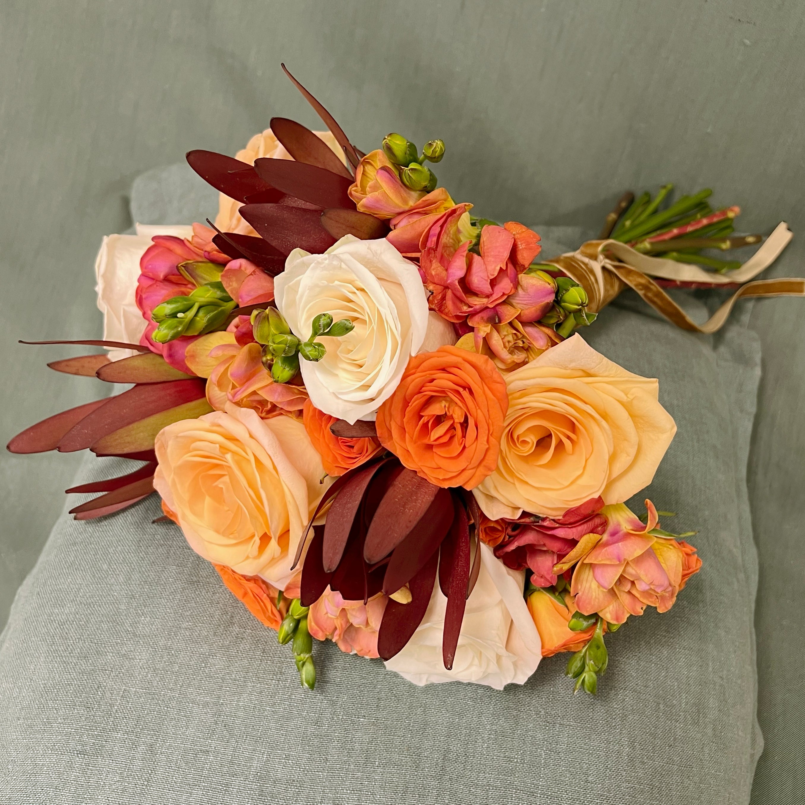 Rosas & Leucadendron Novia