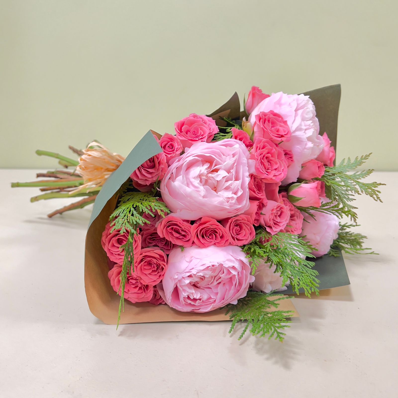 Ramo de Peonías Rosadas & Mini Rosas