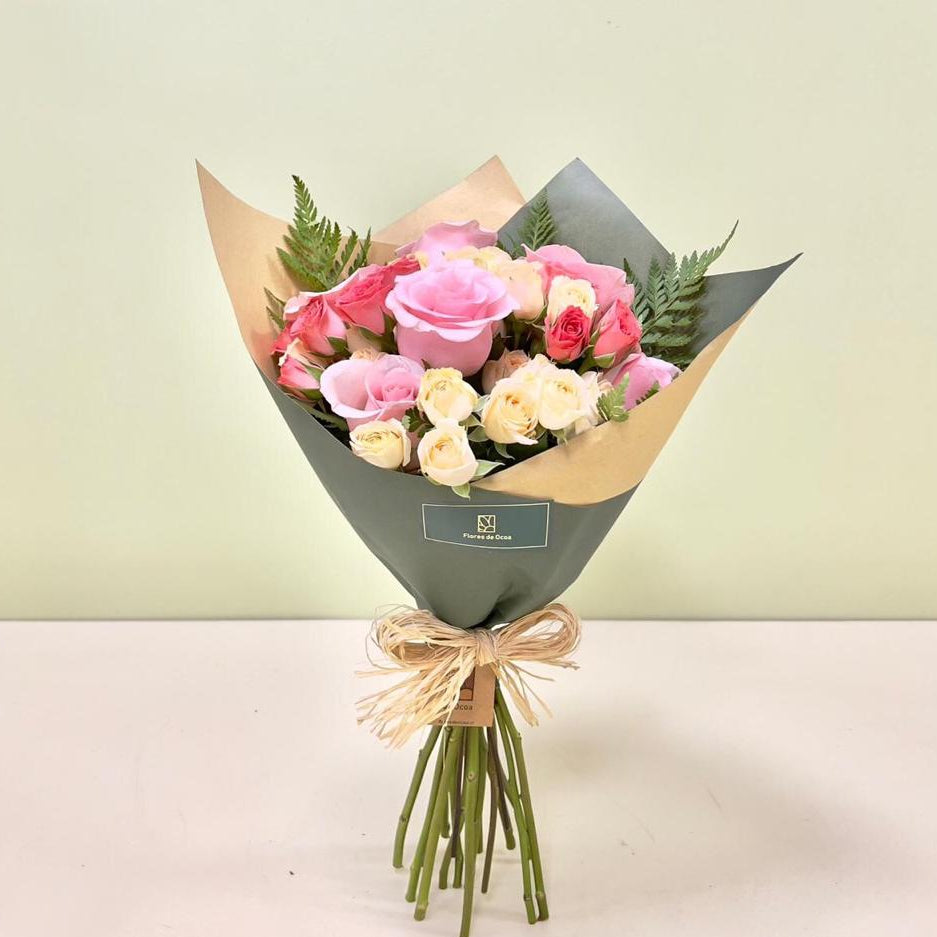 Ramo Rosas Rosada & Mini Rosas con Helecho | Flores de ocoa