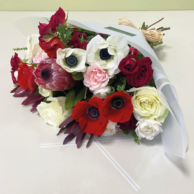 Protea & Anémonas Rojas