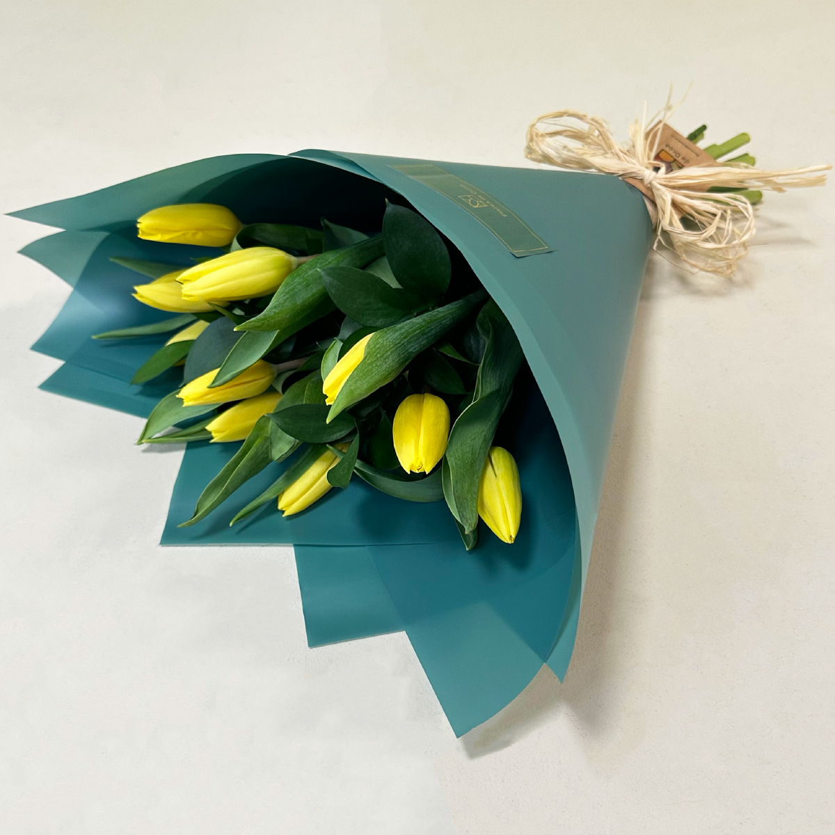 10 Tulipanes Amarillos & Ruscus