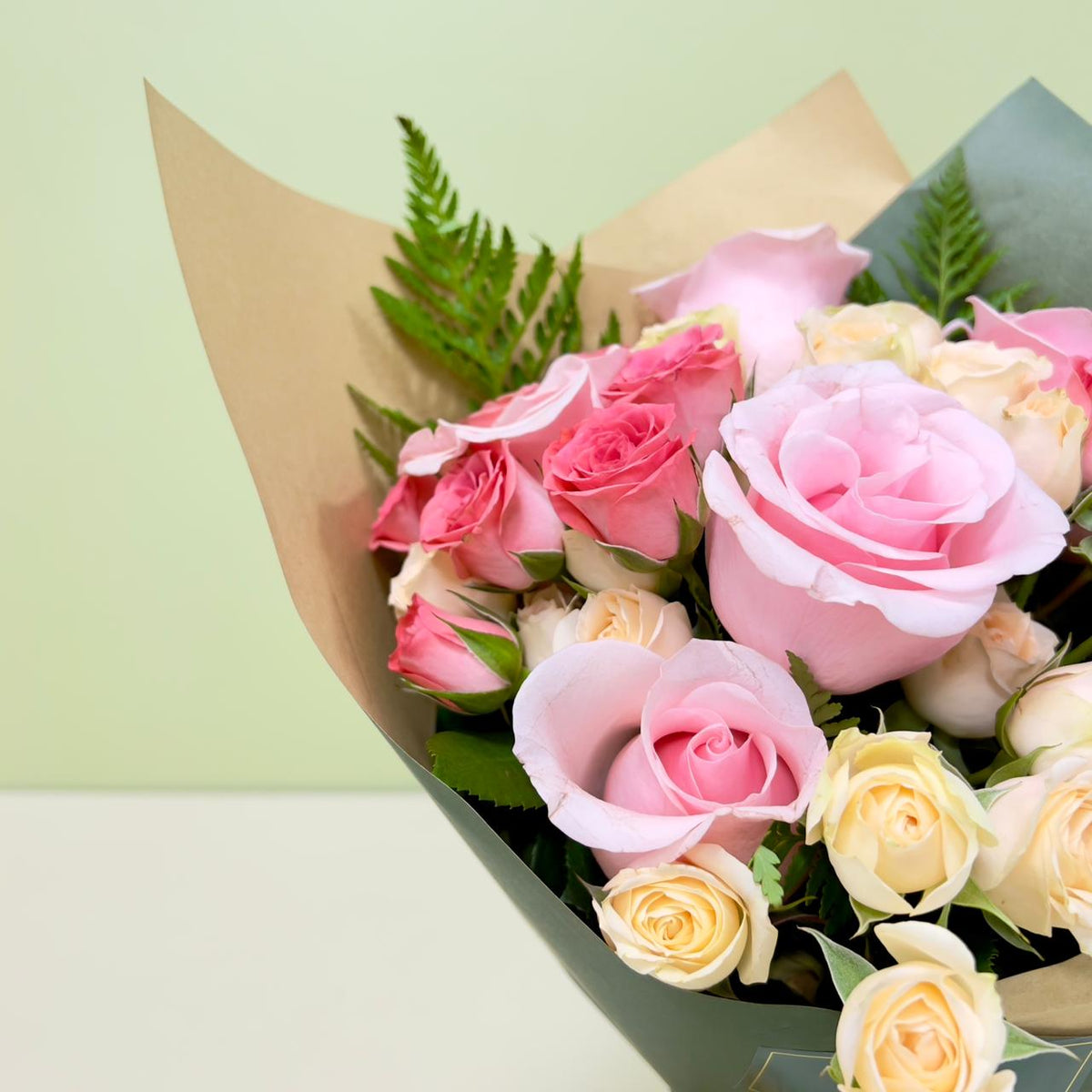 Ramo Rosas Rosada & Mini Rosas con Helecho | Flores de ocoa