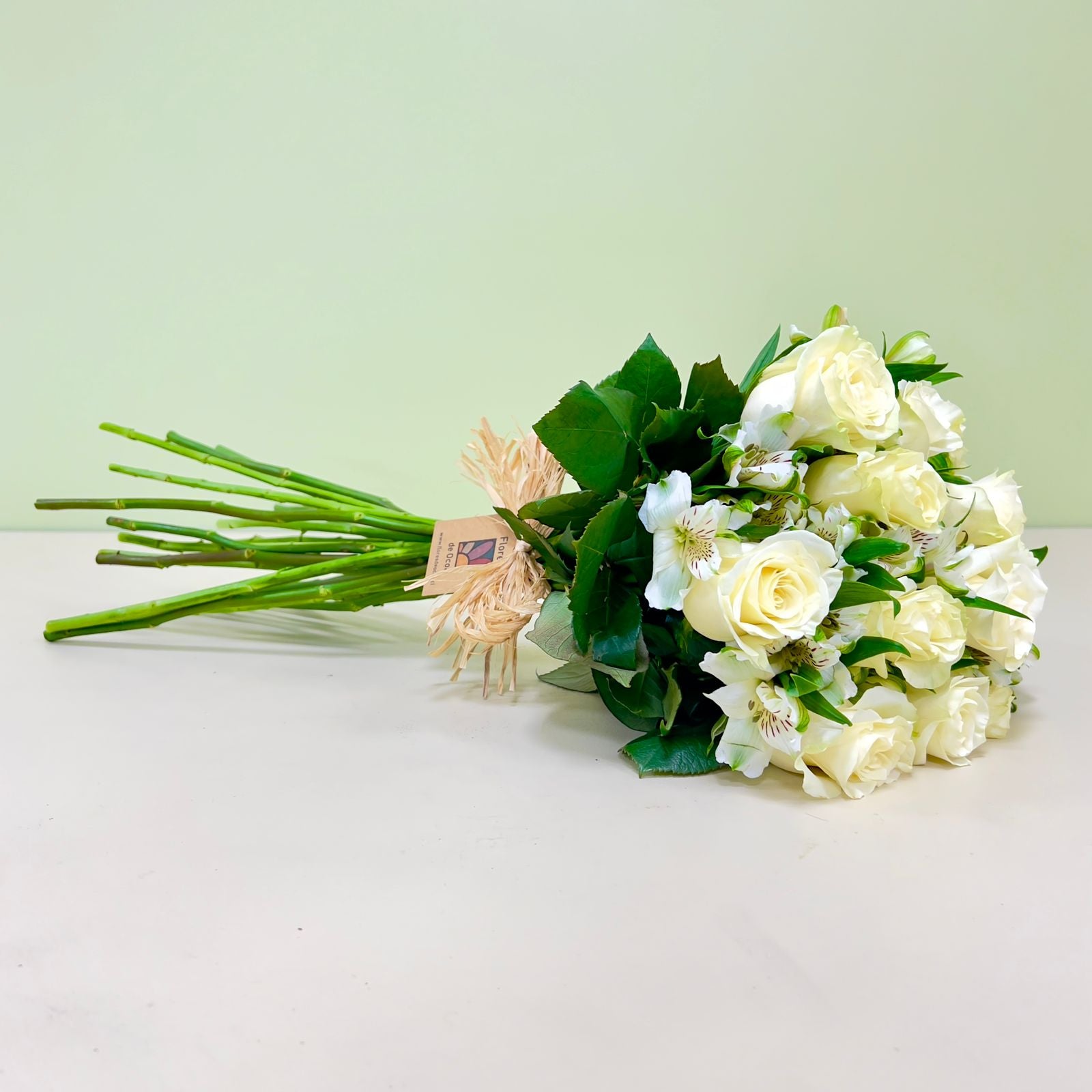 Ramo de Rosas y Alstroemerias Blancas