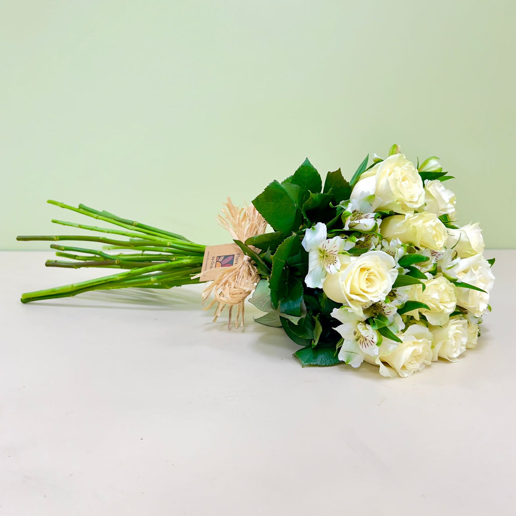 Ramo de Rosas y Alstroemerias Blancas