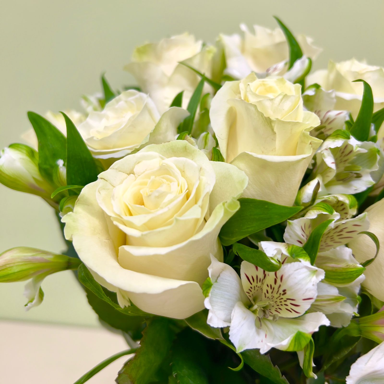 Ramo de Rosas y Alstroemerias Blancas