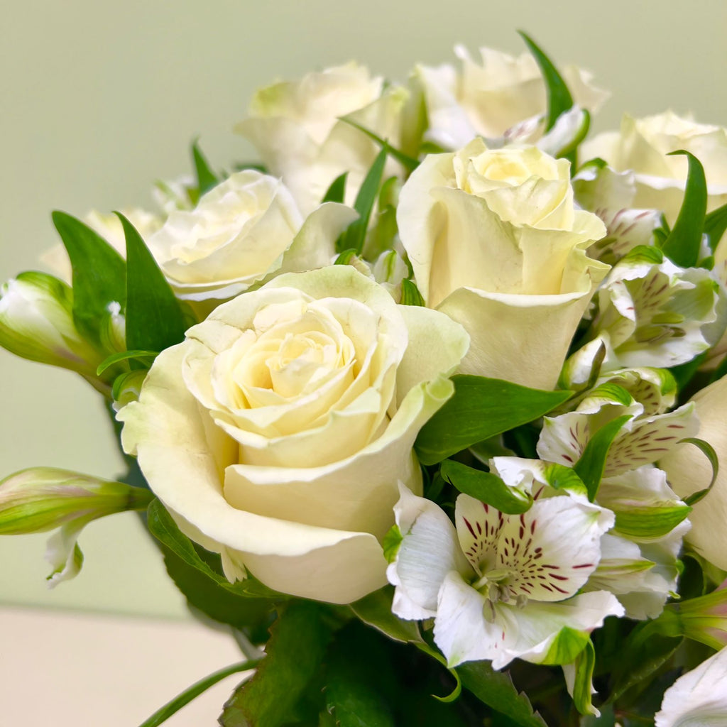 Ramo de Rosas y Alstroemerias Blancas