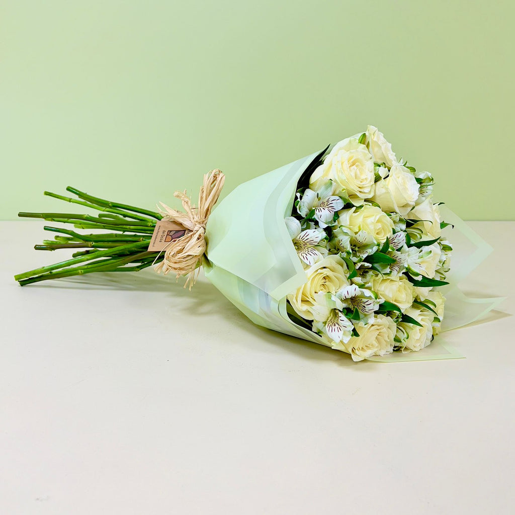 Ramo de Rosas y Alstroemerias Blancas