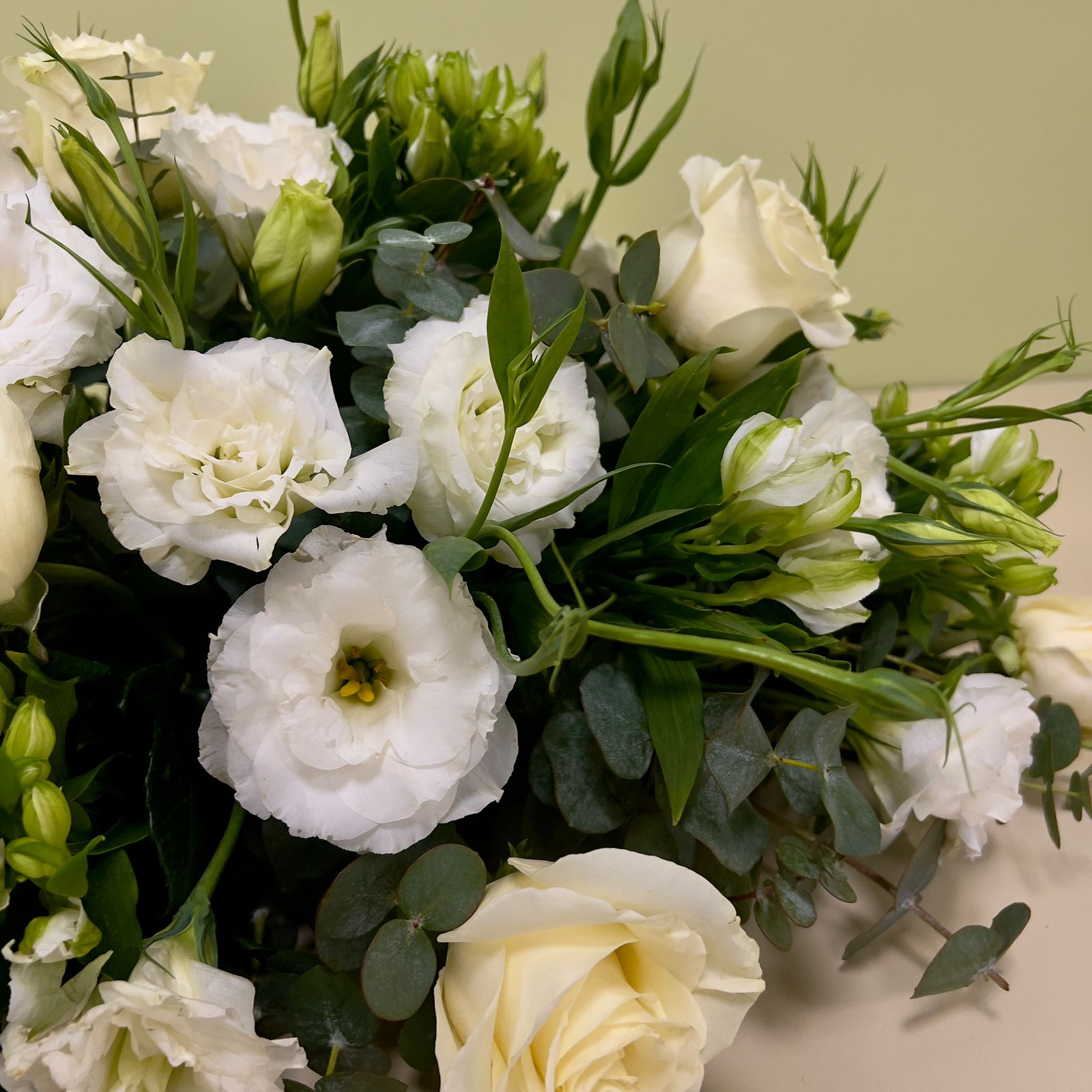 Cojín de Rosas & Lisianthus