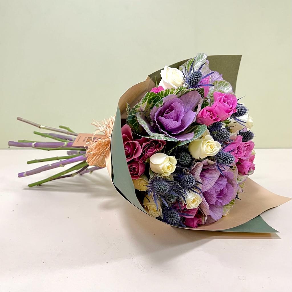 Ramo de Brassica con Mini Rosas