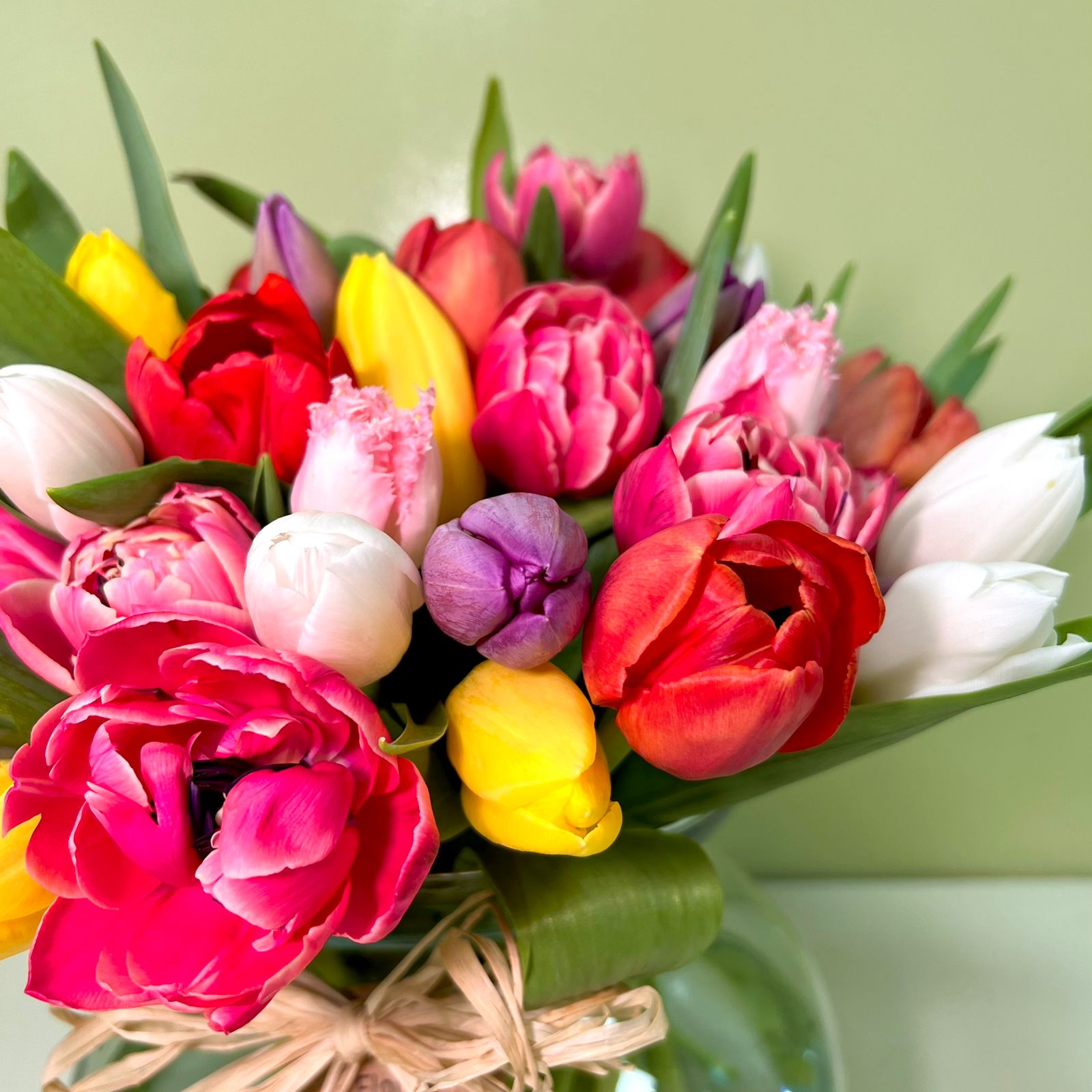 70 Tulipanes Coloridos en Florero