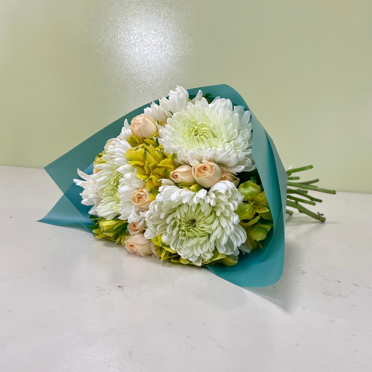 Disbud blanco & Mini rosas