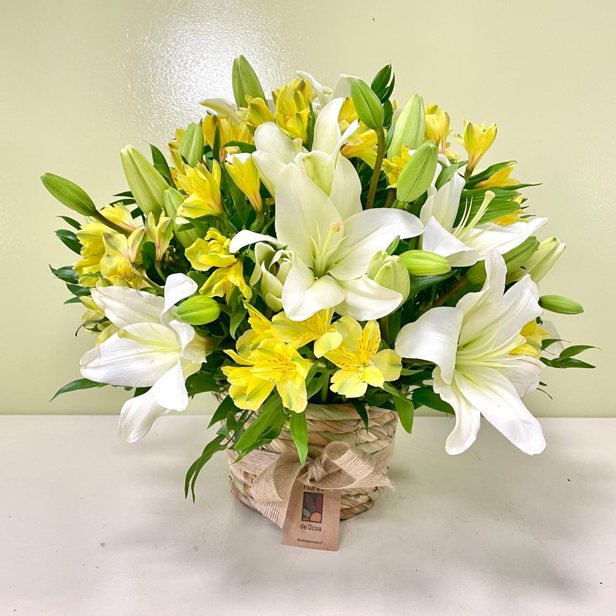 Alstroemerias amarilla & Lilium en Canasto