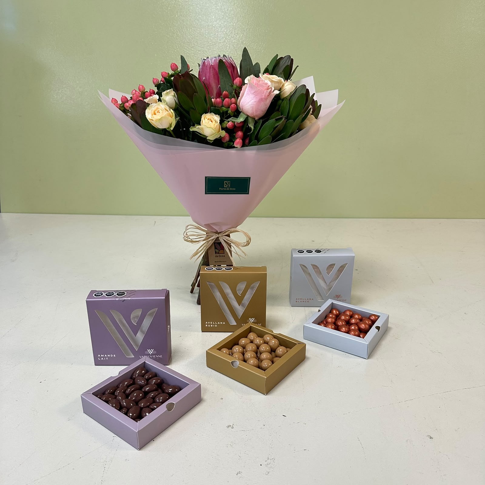 Ramo Protea & Mini rosas+Chocolate